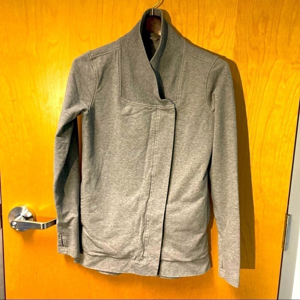 LULULEMON Sz 4 Wrap 2 Snap Button Pocket Thumbholes  Covered Stitching Jacket